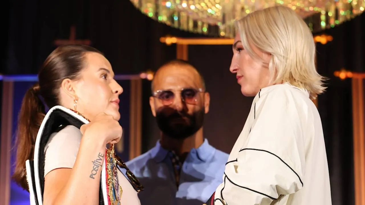 Mikaela Mayer (kanan) dan Chantelle Cameron. (Foto: Fight TV)