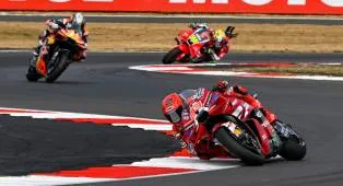 Bukan F1 di Dua Roda: Carlos Ezpeleta tentang MotoGP