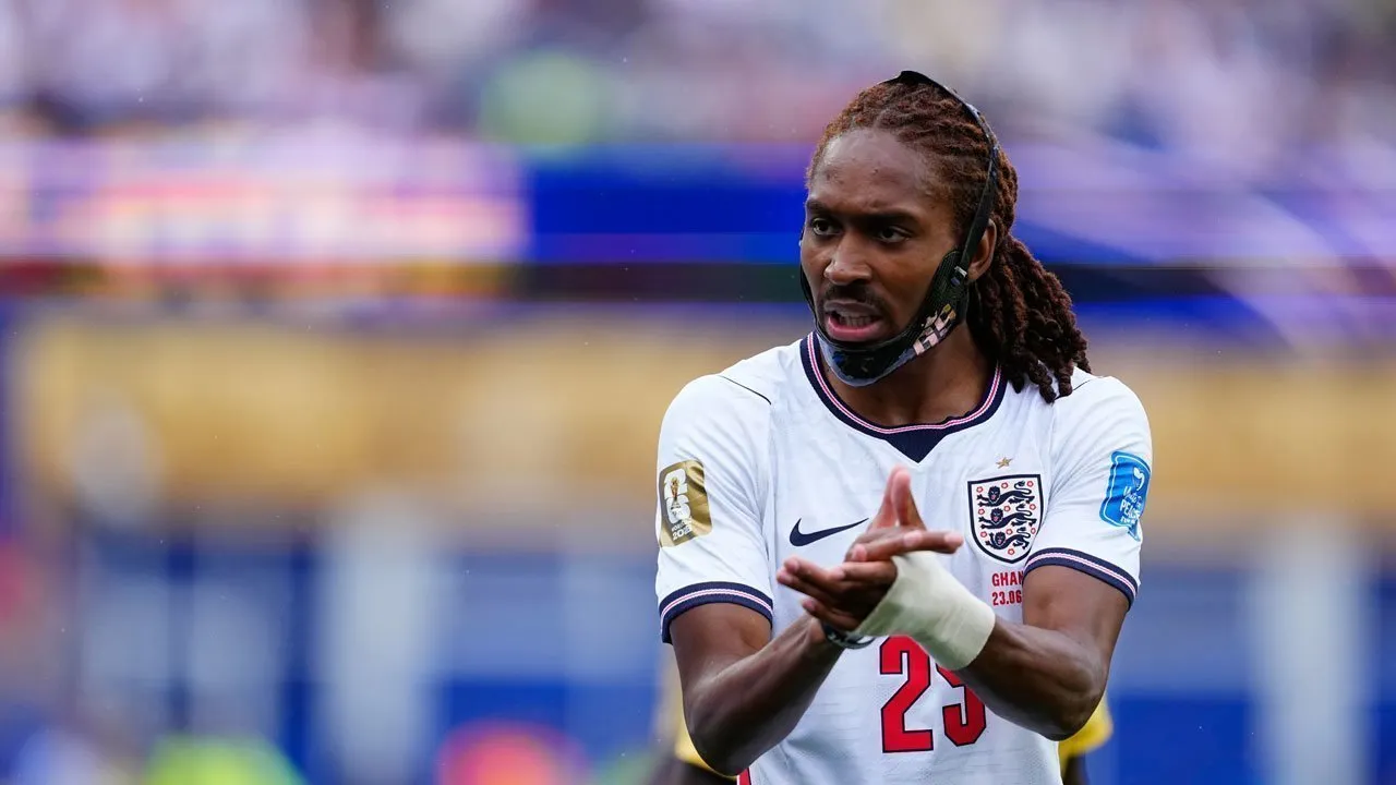 Djed Spence Tiba di Milan Malam Ini, Tes Medis Dijadwalkan Besok