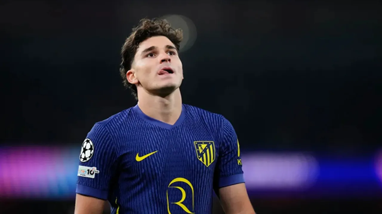 Hansi Flick Minta Barcelona Lakukan Penawaran Terakhir ke Julian Alvarez