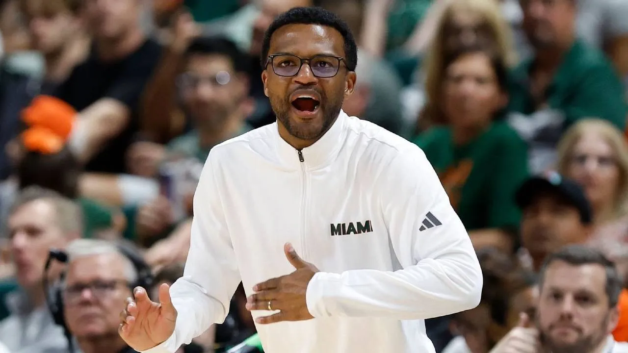 Pada musim debutnya sebagai pelatih kepala, Jai Lucas langsung membawa Hurricanes kembali ke turnamen NCAA dengan catatan 26-9. (Foto: AP)