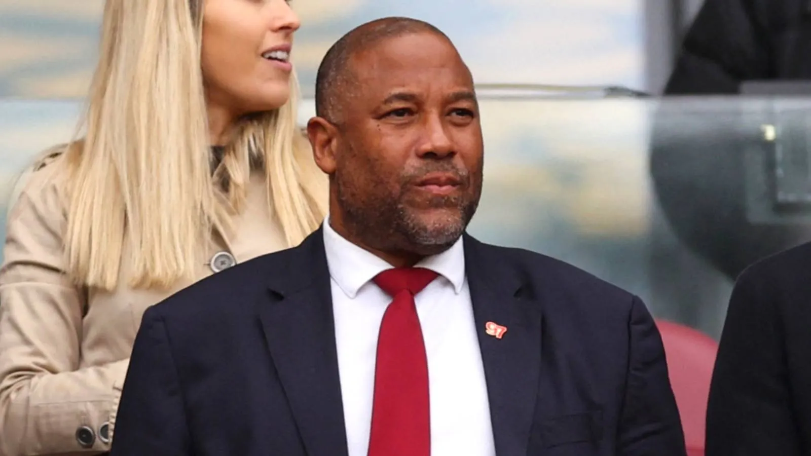John Barnes Ramalkan Liverpool Ungguli Manchester United di Lima Besar Premier League 2026/27 - sumber: (givemesport)