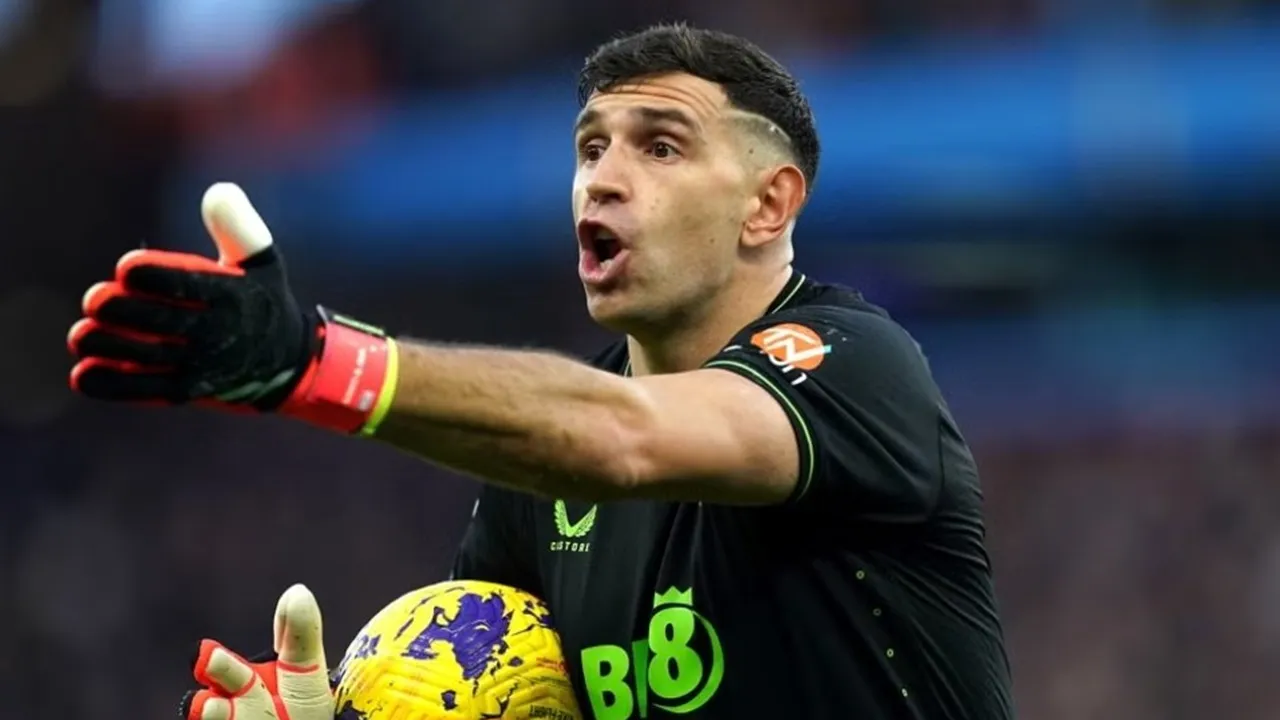 Juventus Akan Ajukan Satu Tawaran Lagi untuk Emiliano Martinez