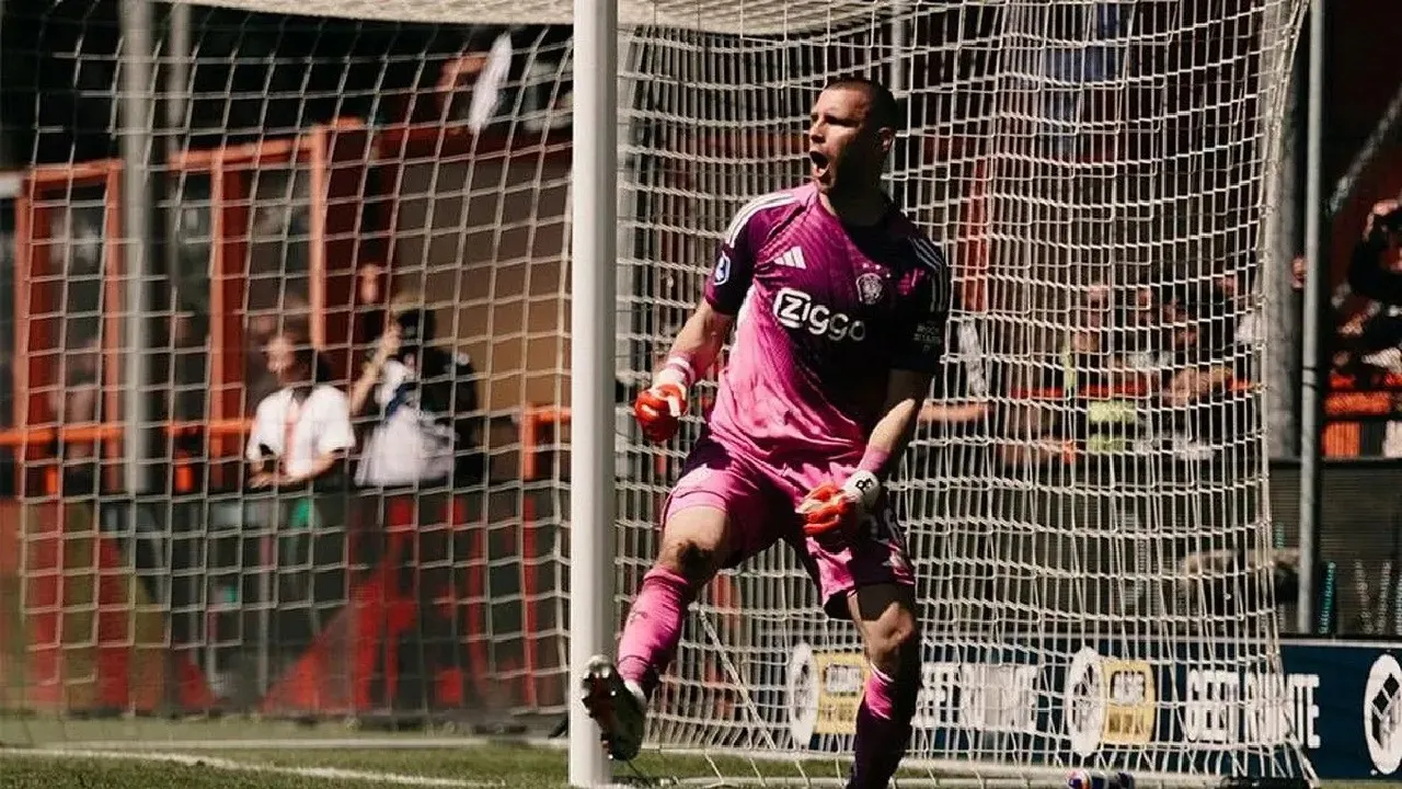 Maarten Paes saat membawa Ajax Amsterdam lolos ke Play-Off UEFA Conference League.
