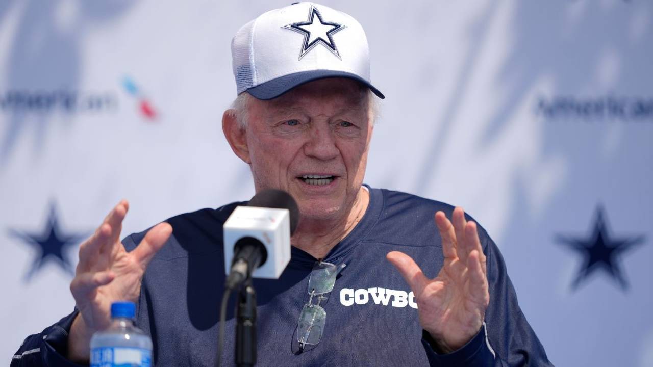 Pemilik Cowboys Jerry Jones Puas dengan Hasil Pertukaran Micah Parsons