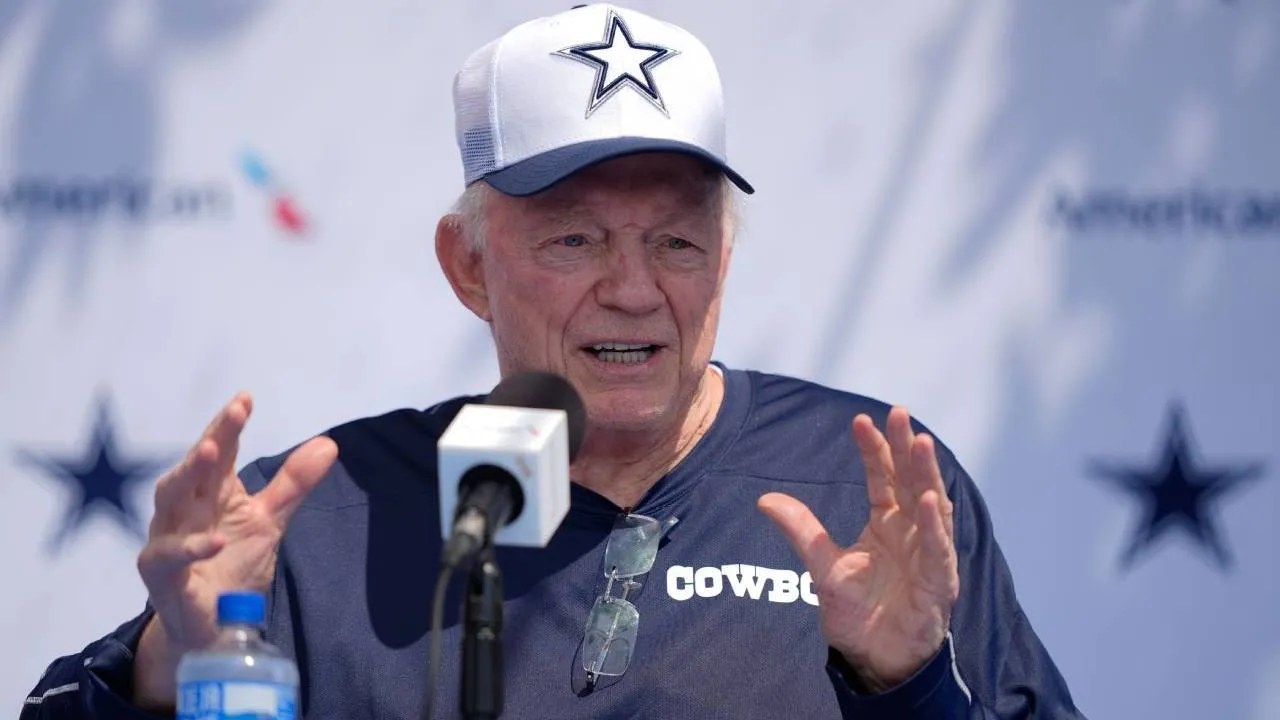 Menurut Jerry Jones, transaksi tersebut membantu Cowboys membangun kembali pertahanan mereka secara signifikan. (Foto: AP)