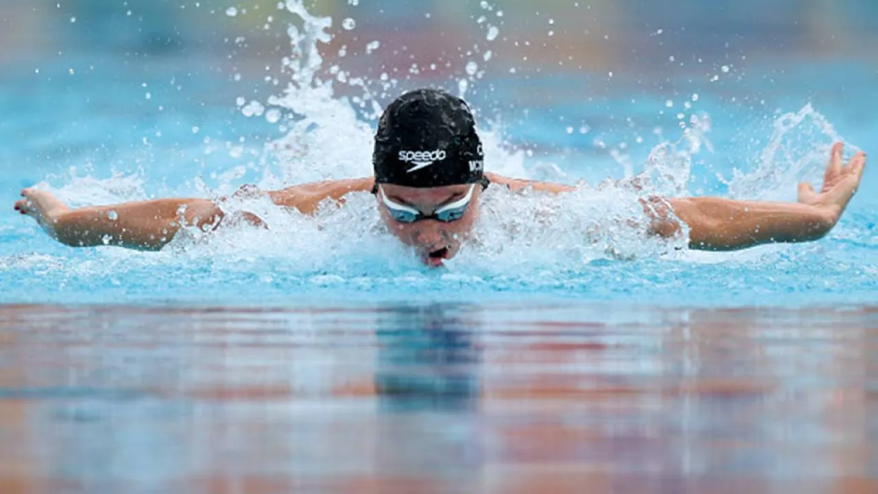 Summer McIntosh memimpin sejak awal hingga finis dalam final 400 IM, mencatat waktu 4 menit 28,01 detik sekaligus memecahkan rekor kejuaraan. (Foto: AP)