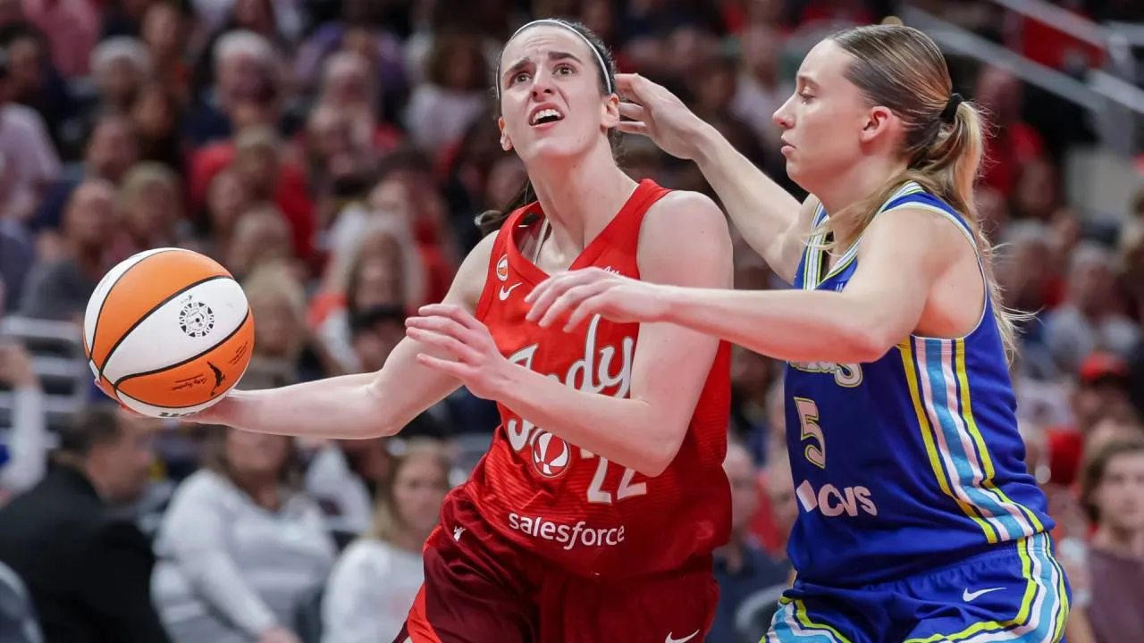 Caitlin Clark (kiri) dan Paige Bueckers sama-sama tampil gemilang dengan mencetak 29 poin. (Foto: AP)