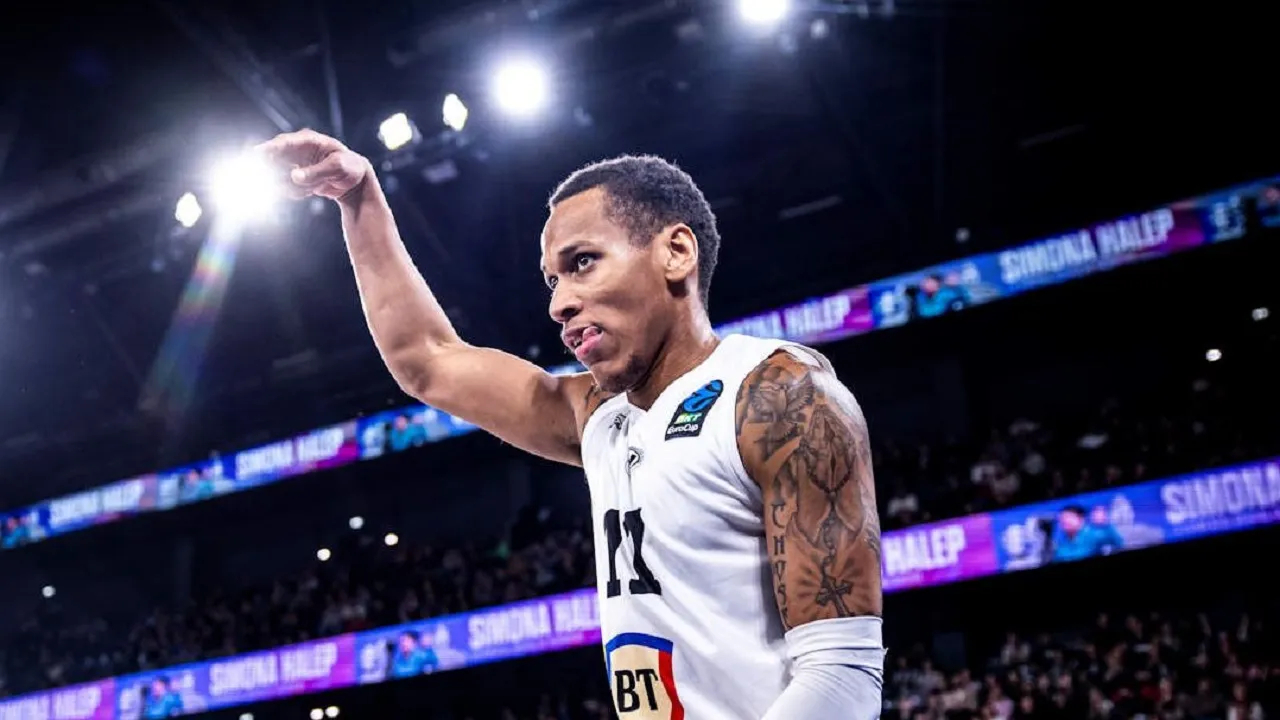 Anadolu Efes resmi dapatkan tanda tangan Fatts Russell.