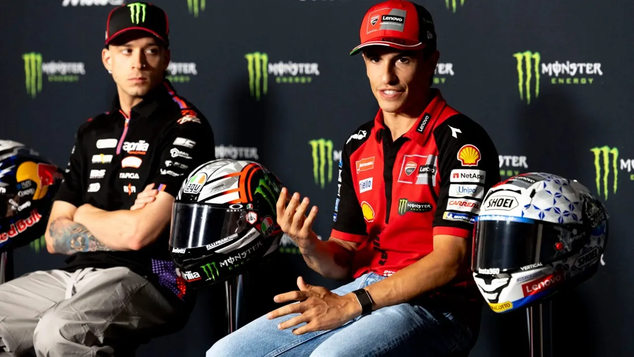 Marc Marquez (Ducati) dan Marco Bezzecchi (Aprilia)