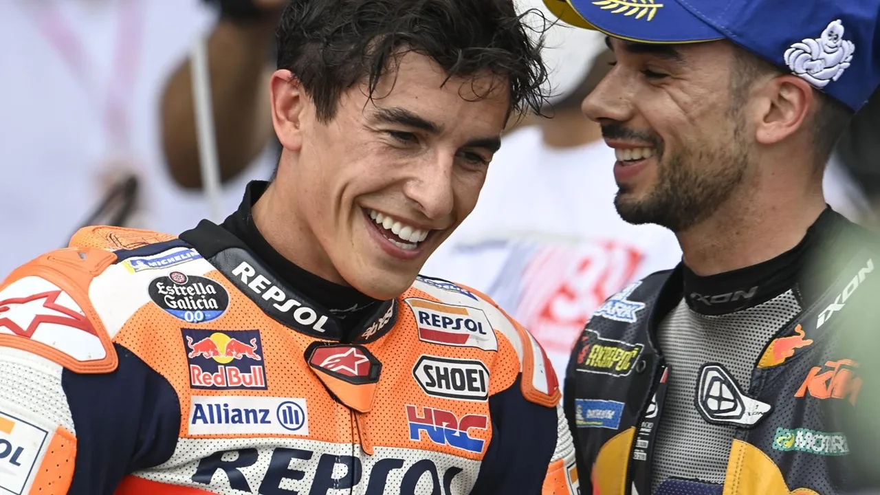 Miguel Oliveira bersama dengan Marc Marquez
