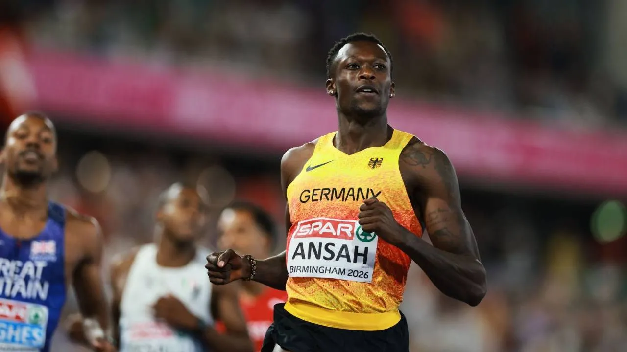 Owen Ansah menjadi yang tercepat dalam final di Alexander Stadium dengan catatan waktu 19,95 detik. (Foto: AP)