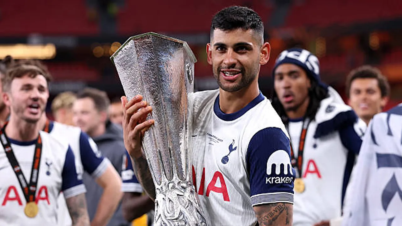 Tinggalkan Tottenham, Cristian Romero Bawa Kenangan Trofi Liga Europa