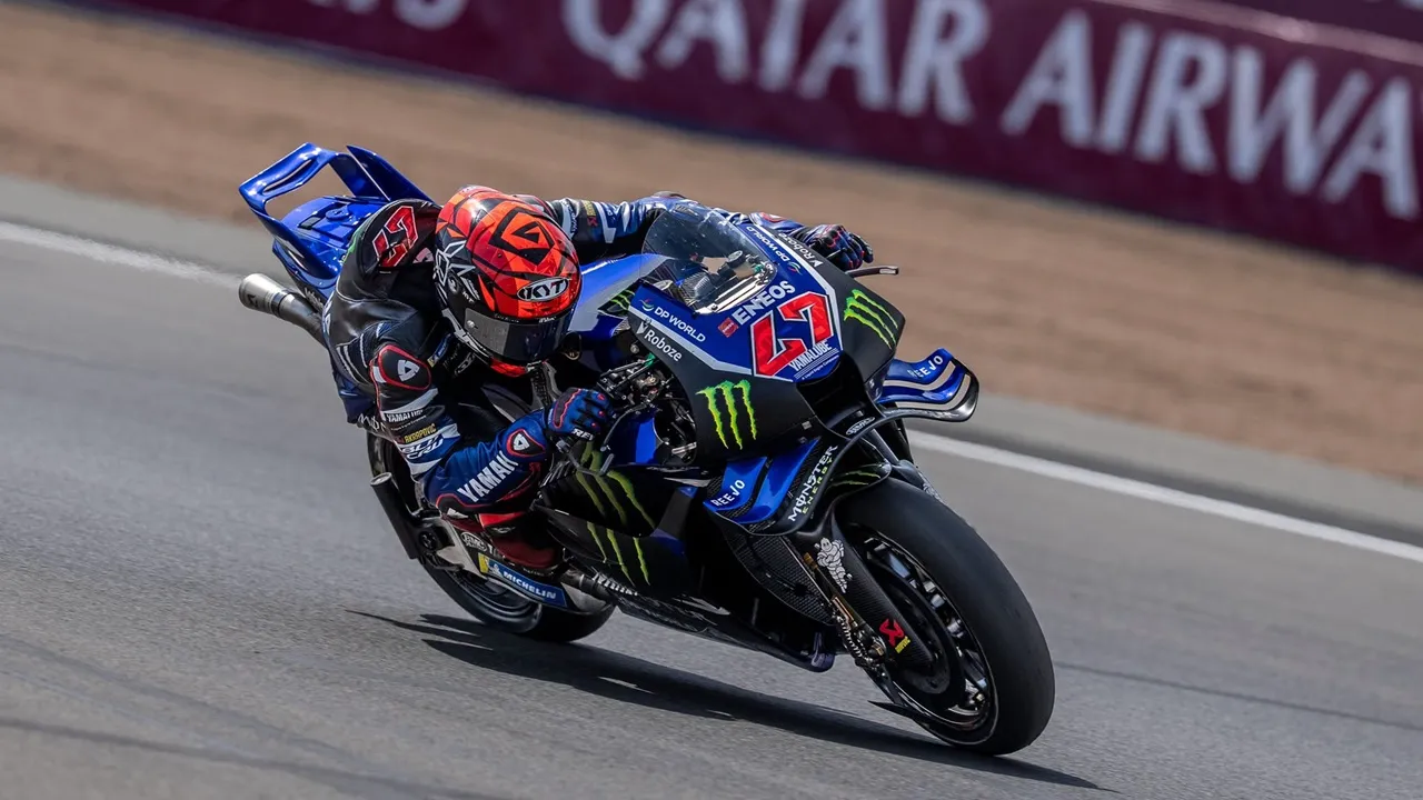 Augusto Fernandez diduga menggunakan motor YZR-M1 yang konsepnya mendekati motor Yamaha 850cc 2027 saat balapan di MotoGP Inggris.