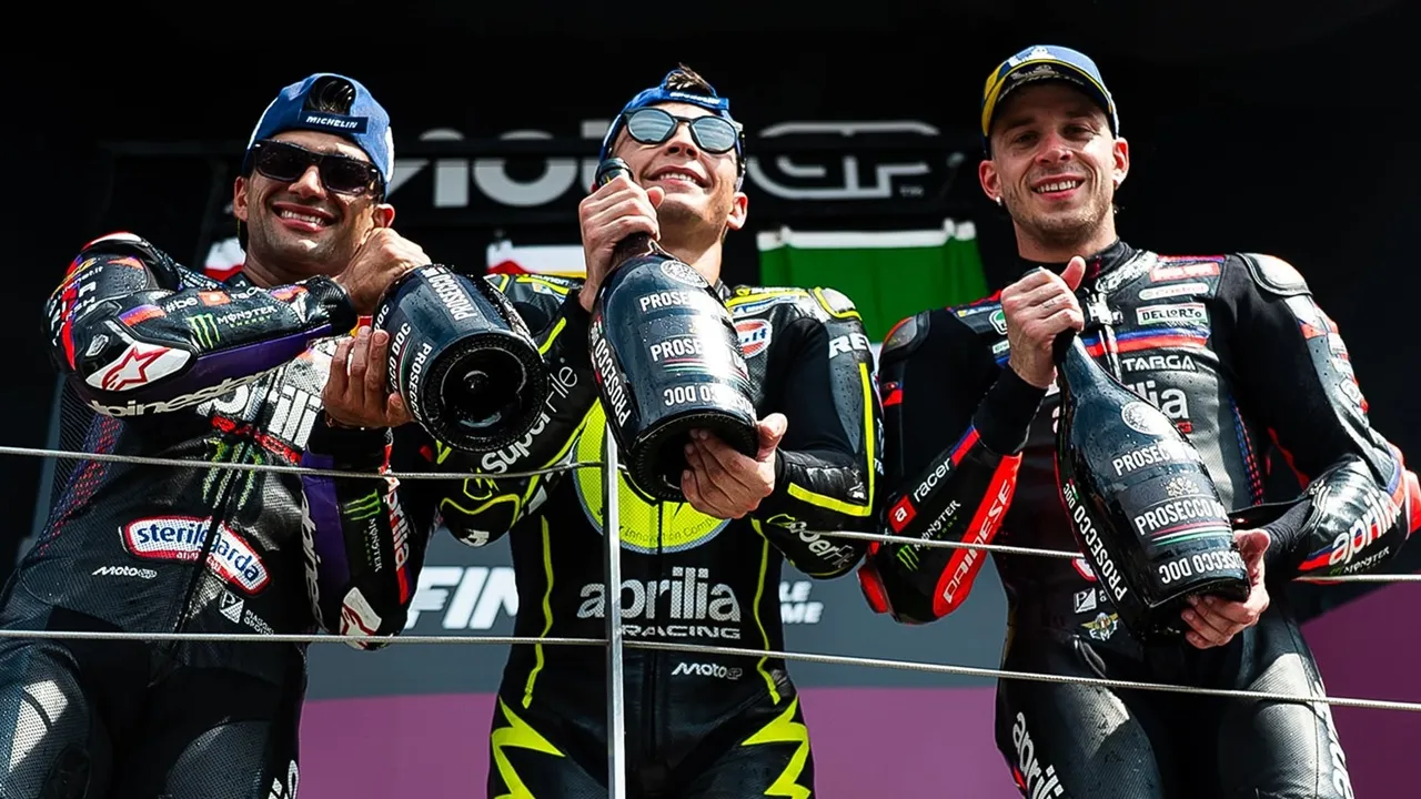 Jorge Martin Raul Fernandez dan Marco Bezzecchi, bawa Aprilia kuasai podium MotoGP Inggris 2026. Sementara Marc Marquez terpuruk di posisi ketujuh.