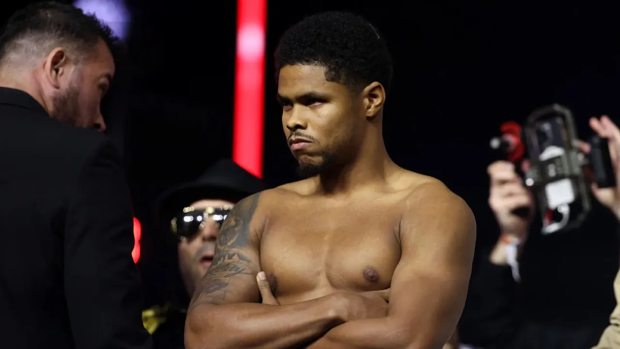 Teofimo Lopez Sr menilai gaya bertarung Shakur Stevenson yang sangat defensif tidak layak mendapat pujian berlebihan dan bahkan menyebutnya tidak bagus untuk perkembangan tinju. (Foto: Fight TV)