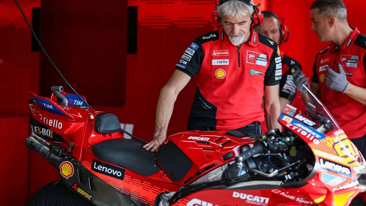 Gigi Dall'Igna memegang motor Ducati Desmosedici GP