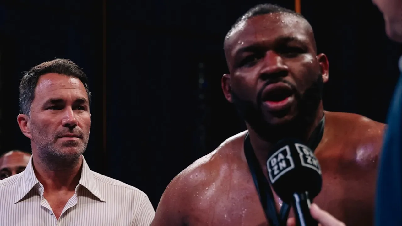 Jarrell Miller (kanan) dan Eddie Hearn. (Foto: Fight TV)
