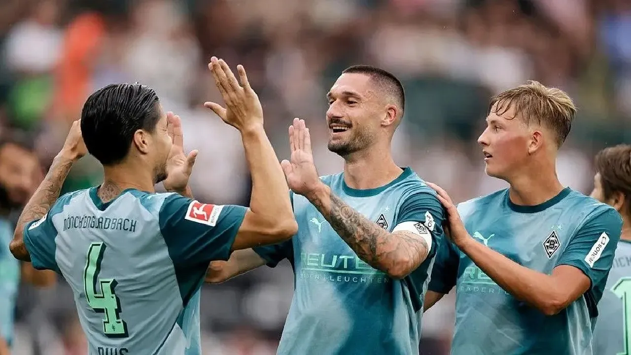 Kevin Diks bantu Borussia Monchengladbach kalahkan Aston Villa 2-1 dalam laga uji coba pramusim.