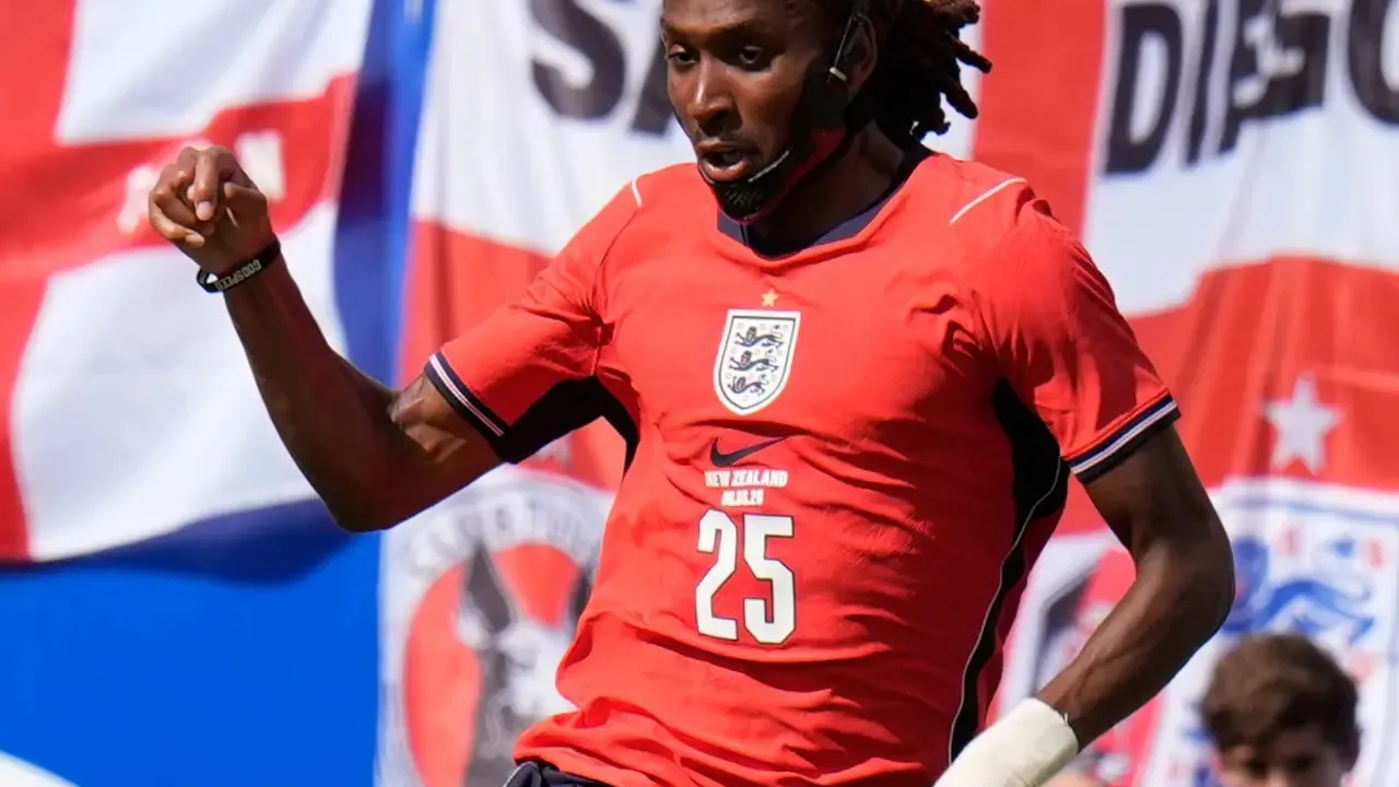 Media Italia Tegaskan Djed Spence Bukan Opsi Cadangan Bagi Inter