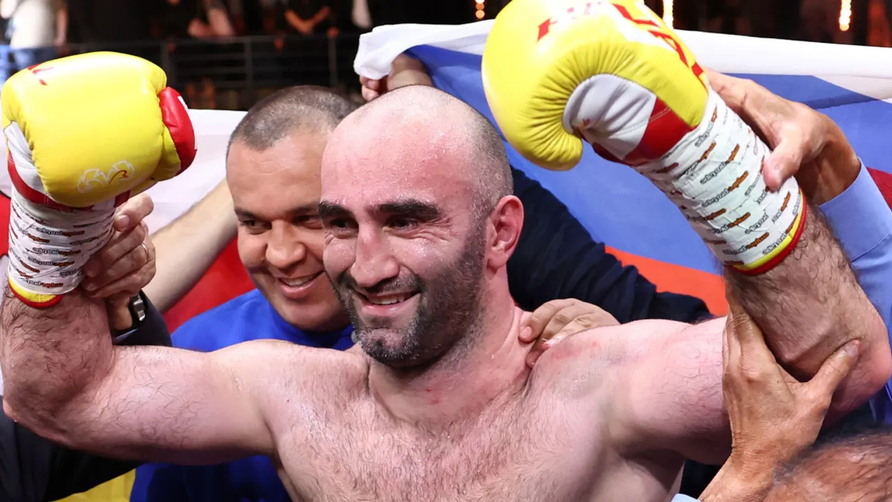 Warren menyebut perusahaannya sebagai "rumah para petinju kelas berat" dan ingin membawa Murat Gassiev ke dalam ekosistem tersebut. (Foto: Fight TV)