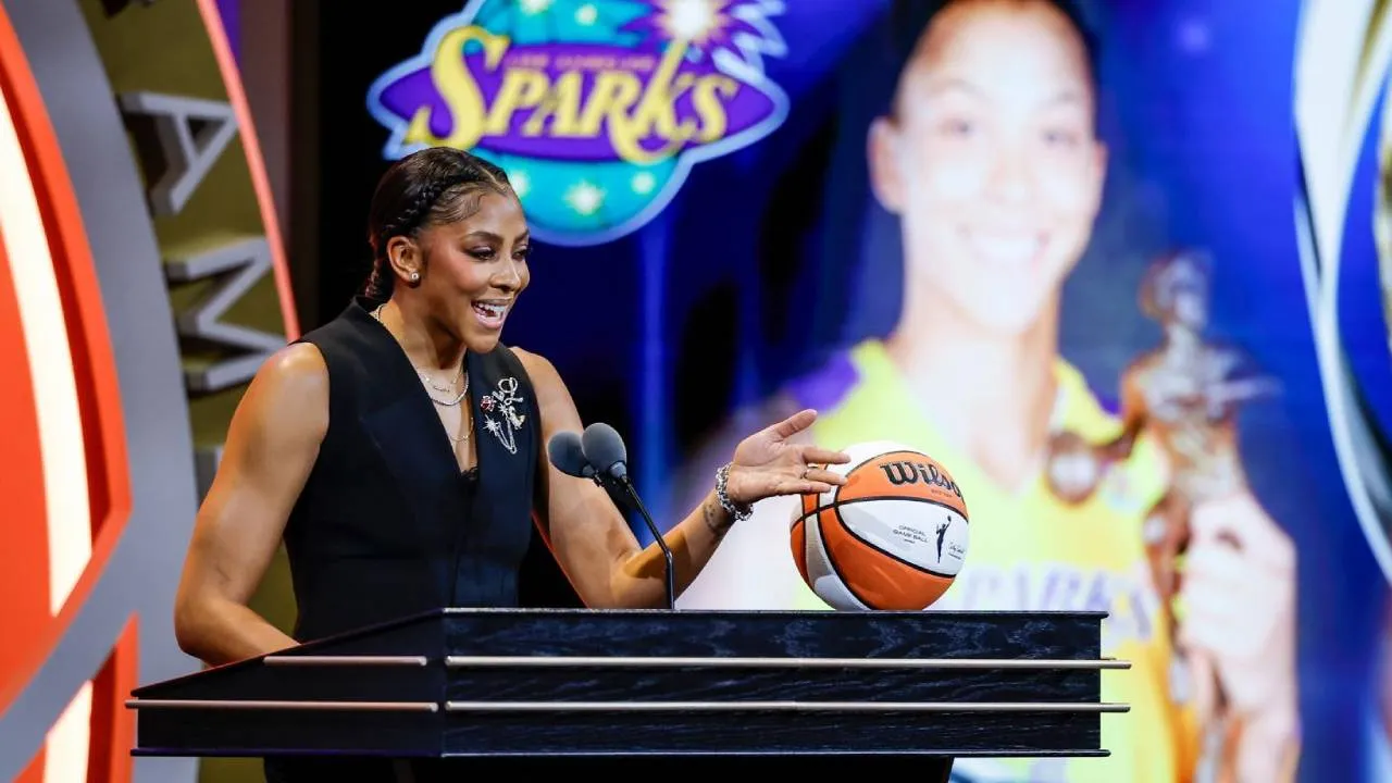 Candace Parker membawa sebuah bola basket ke podium dan berbicara kepada bola tersebut sembari mengenang berbagai pencapaian yang diraih sepanjang kariernya. (Foto: AP)