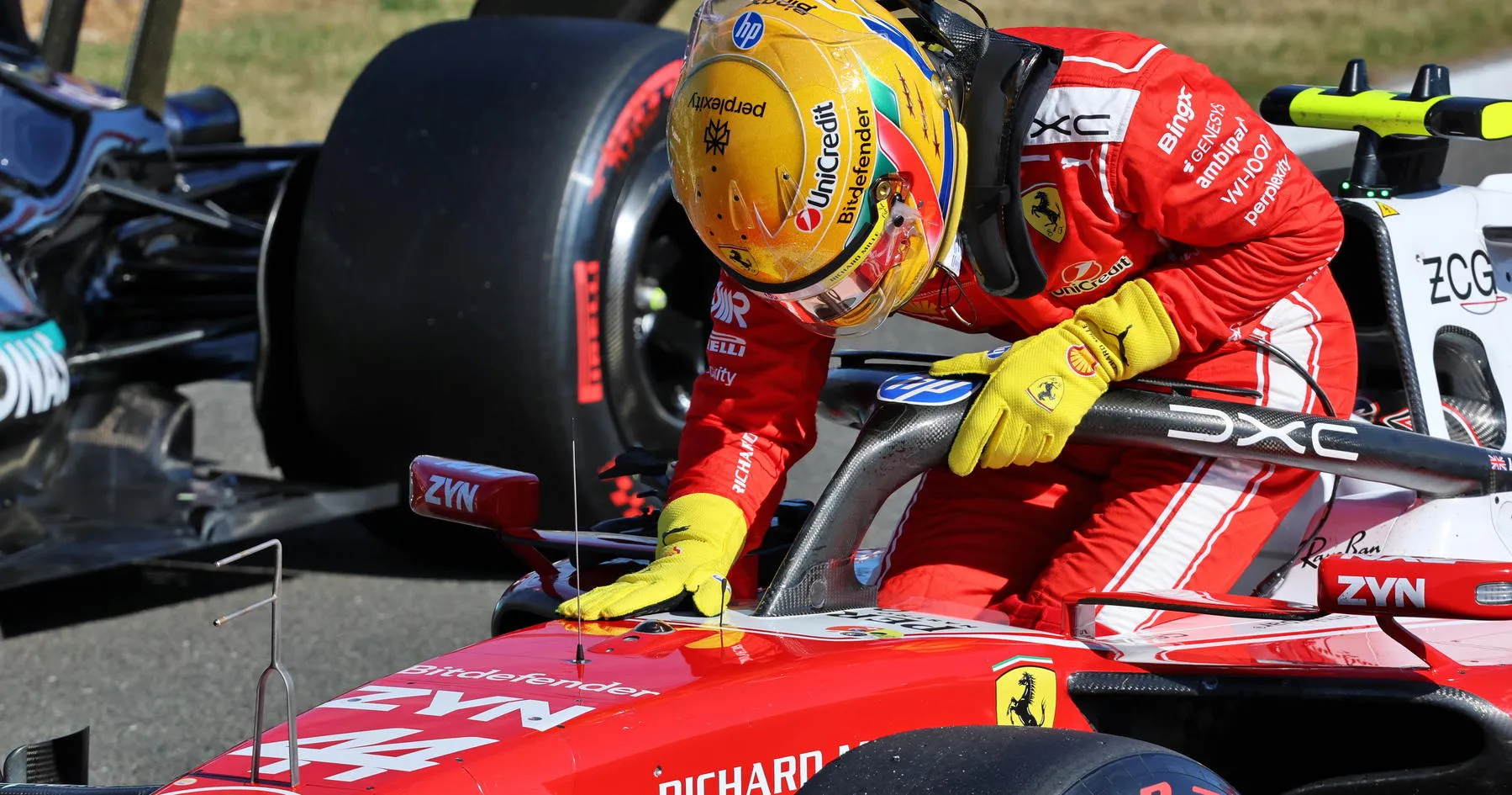 Hamilton Ingin Perkuat Tim Ferrari dalam Serangan F1 - sumber: (racingnews365)
