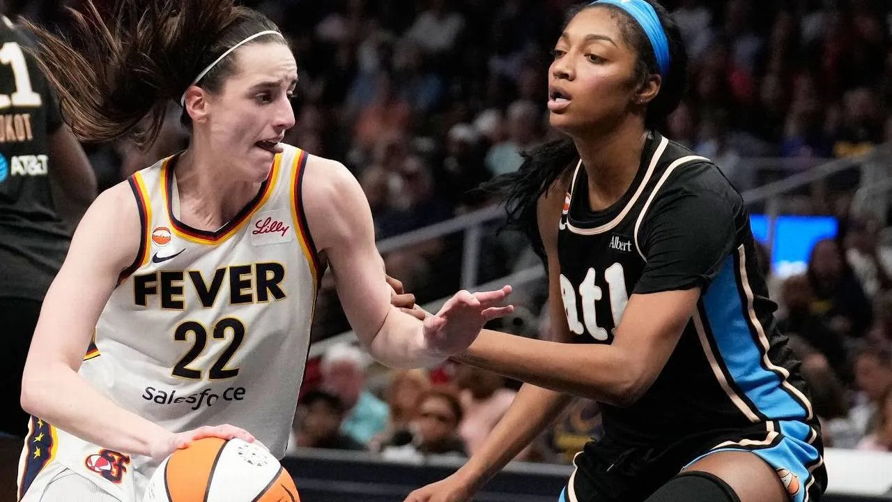 Caitlin Clark (kiri) membukukan 26 poin saat Indiana Fever mengalahkan Atlanta Dream 95-91 melalui overtime, Minggu (16/8). (Foto: AP)