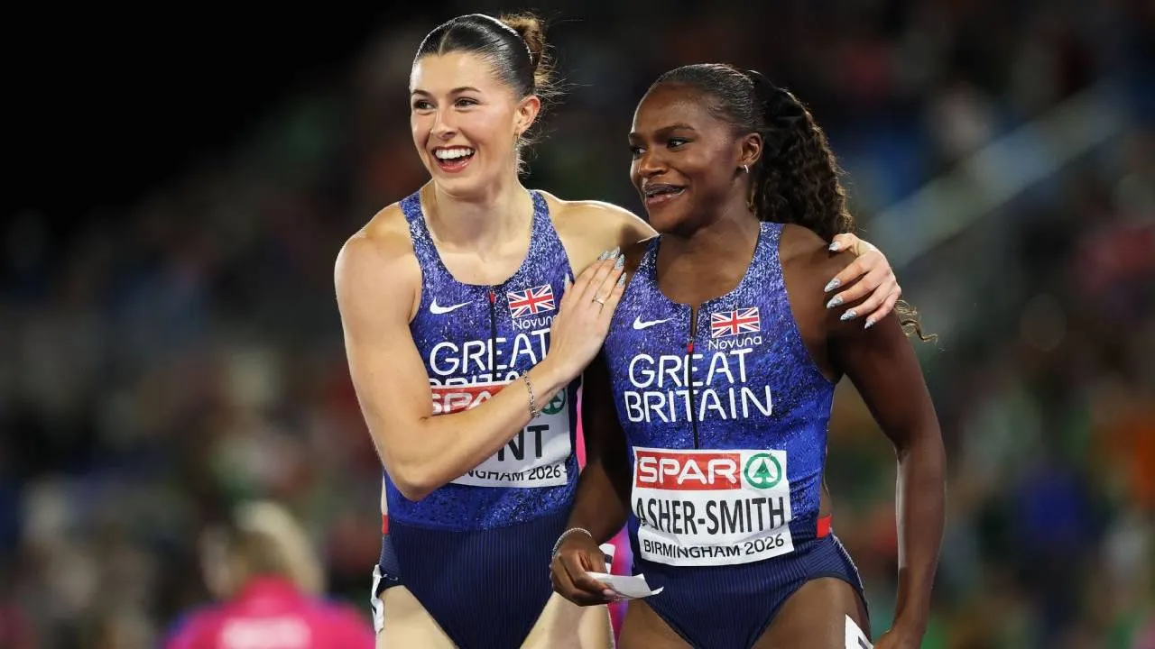 Amy Hunt (kiri) dan Dina Asher-Smith. (Foto: AP)