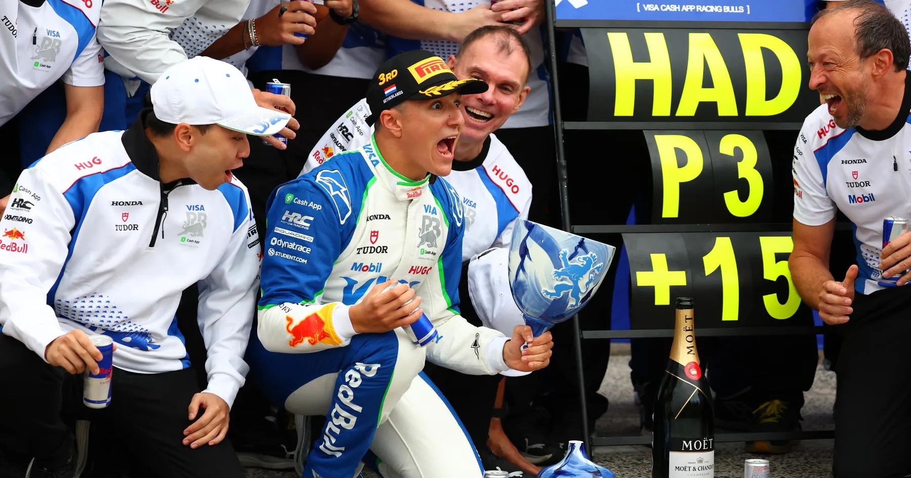 Isack Hadjar Perkenalkan Helm Baru dengan Sentuhan Humor - sumber: (racingnews365)