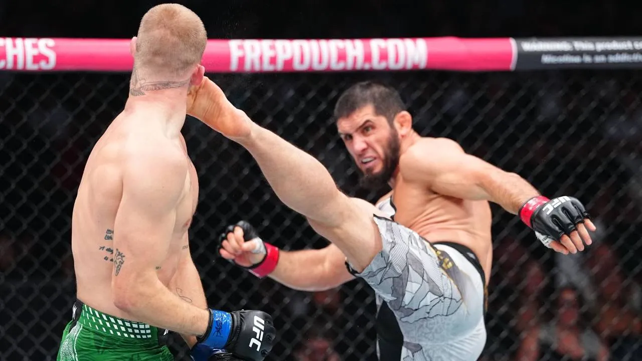 Islam Makhachev (kanan) mengalahkan Ian Machado Garry melalui keputusan mutlak dalam pertarungan kelas welter di Xfinity Mobile Arena, Philadelphia. (Foto: Fight TV)