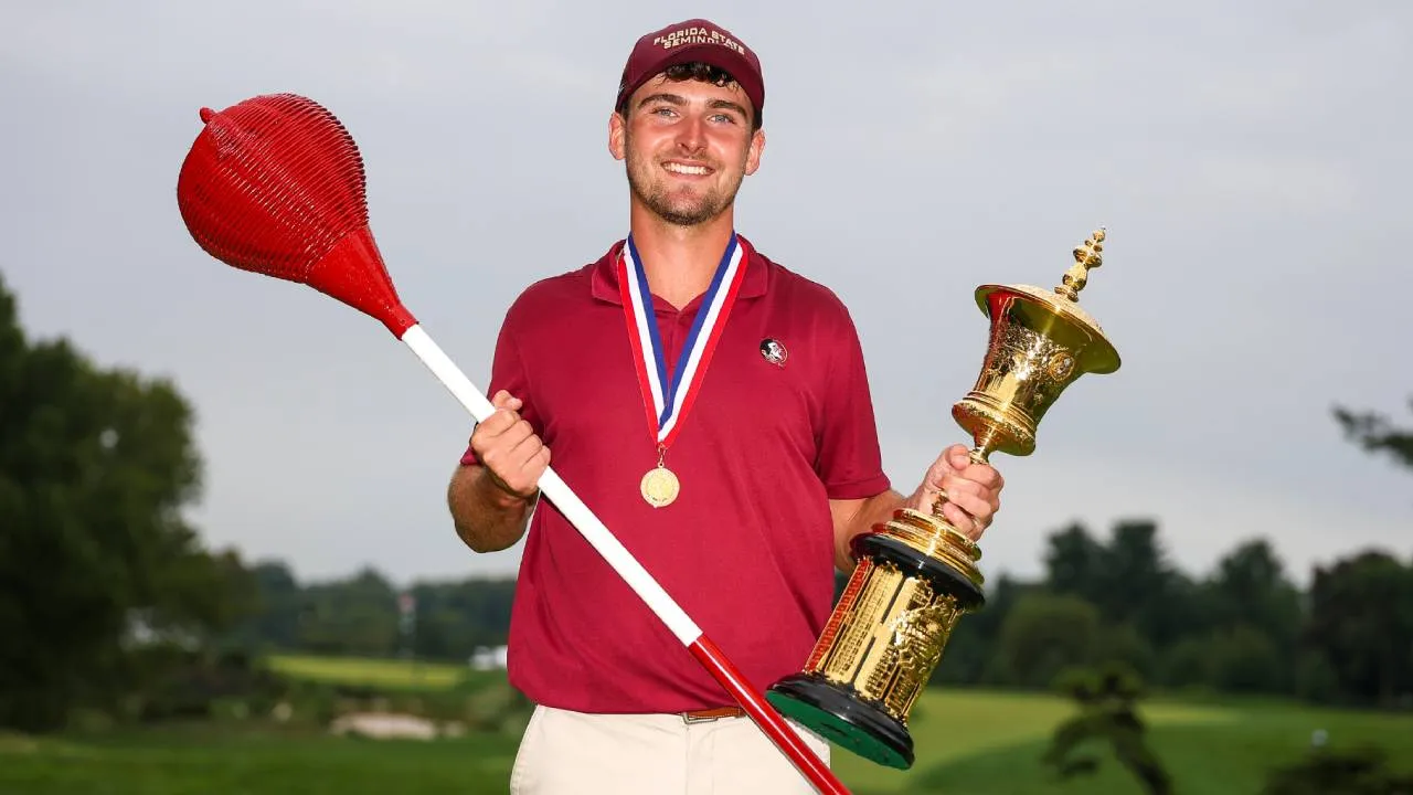 Jack Whaley berpose dengan trofi U.S. Amateur 2026. (Foto: Golf Digest)