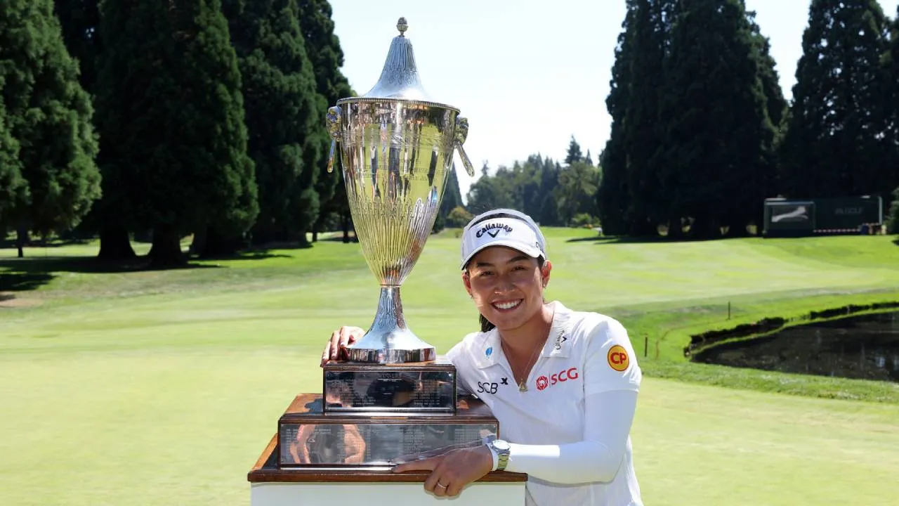 Jeeno Thitikul berpose dengan trofi The Standard Portland Classic. (Foto: Golf Digest)