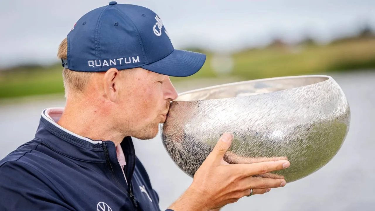 Jeff Winther berpose dengan trofi Danish Golf Championship. (Foto: Golf Digest)