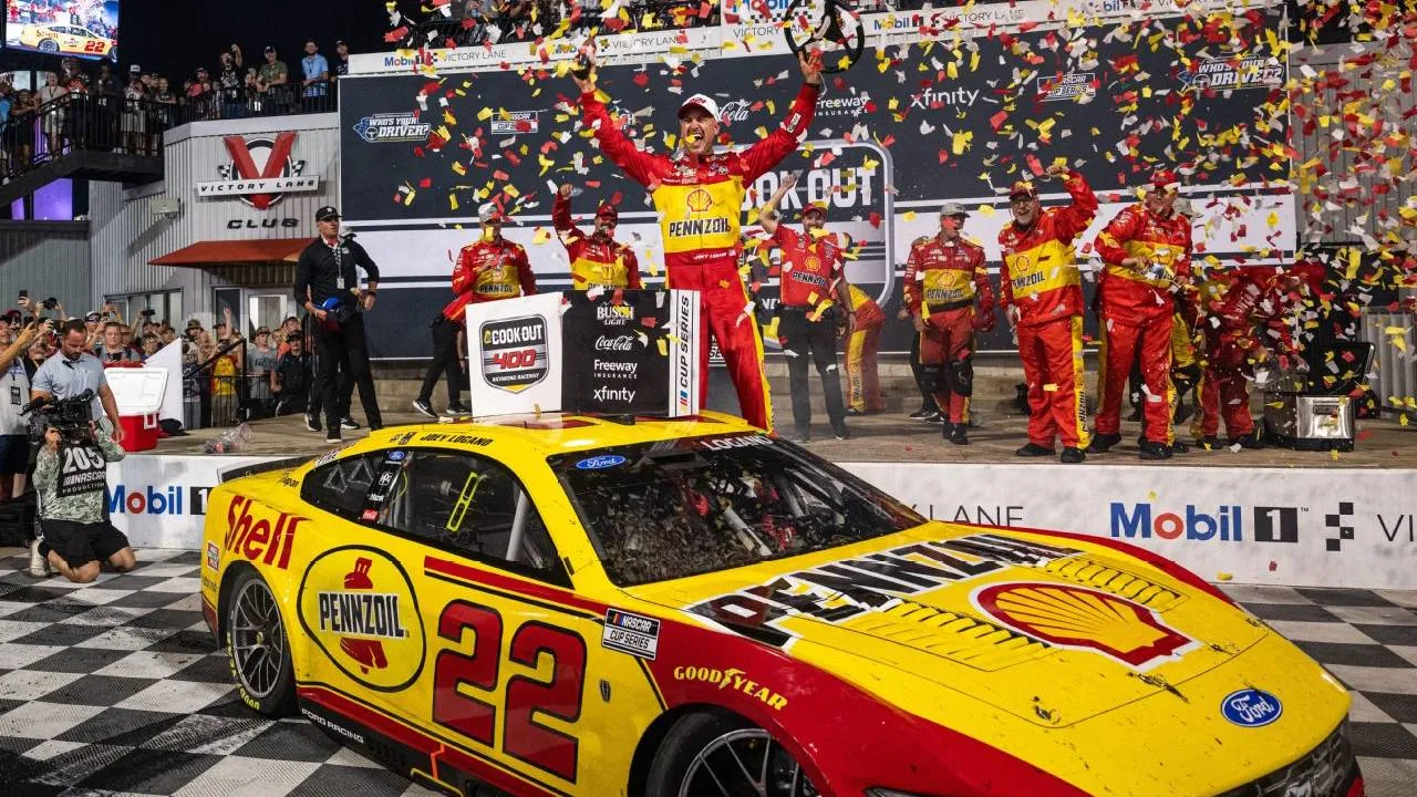 Joey Logano yang mengendarai Ford No. 22 milik Team Penske, finis hanya 0,392 detik di depan Briscoe untuk meraih kemenangan ke-39 sepanjang kariernya. (Foto: AP)
