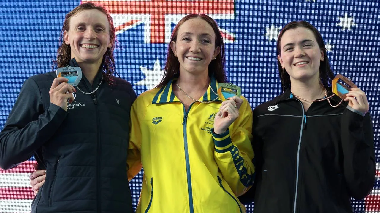 Lani Pallister (tengah) berpose di podium bersama Katie Ledecky di sebelah kanannya. (Foto: AP)