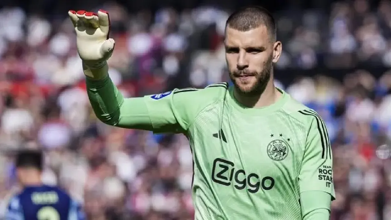 Maarten Paes hanya bisa menonton dari bangku cadangan saat Ajax gagal menang dari SC Heerenveen pada laga Eredivisie.