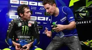 Rivalitas Valentino Rossi dan Jorge Lorenzo Buat Yamaha Terpecah Jadi Dua