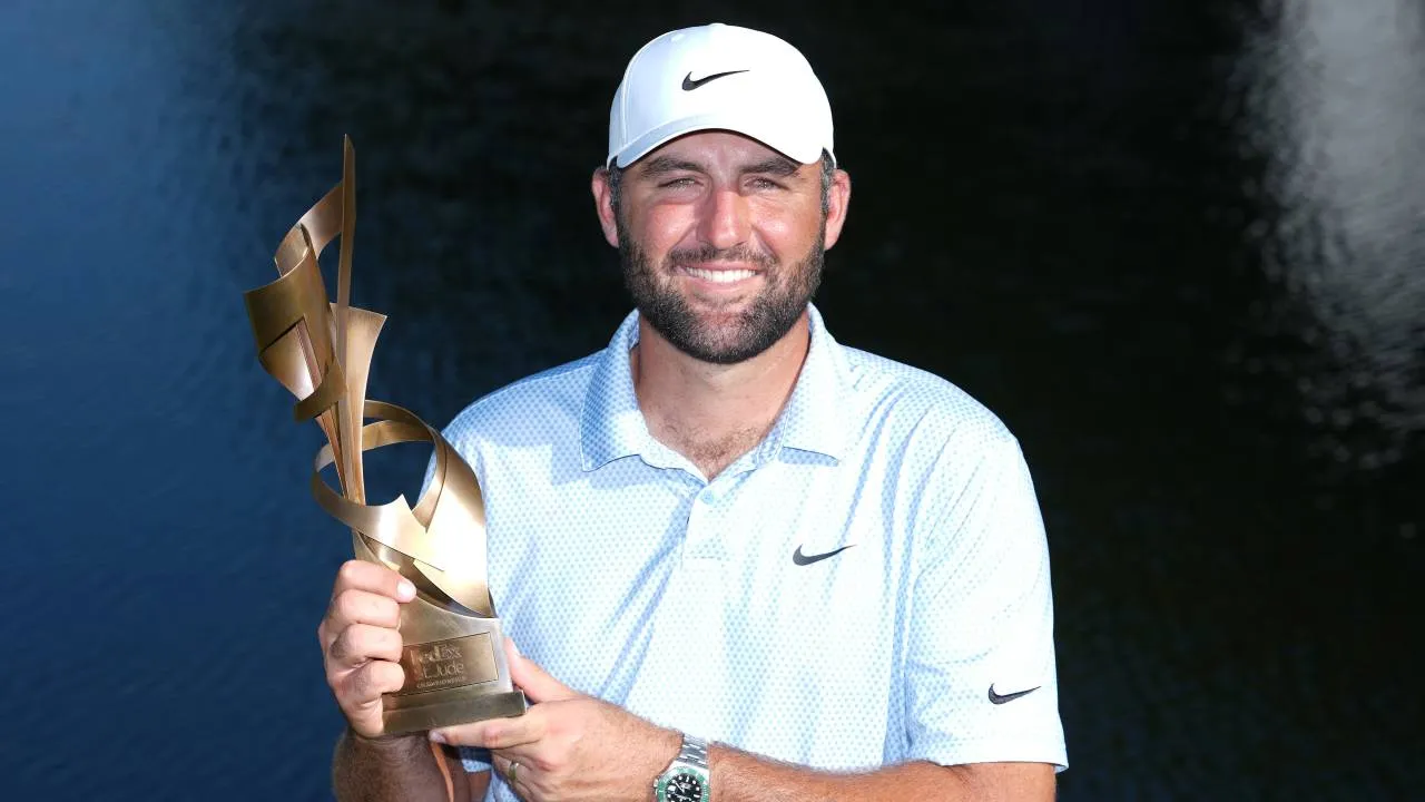 Scottie Scheffler berpose dengan trofi FedEx St. Jude Championship. (Foto: Golf Digest)