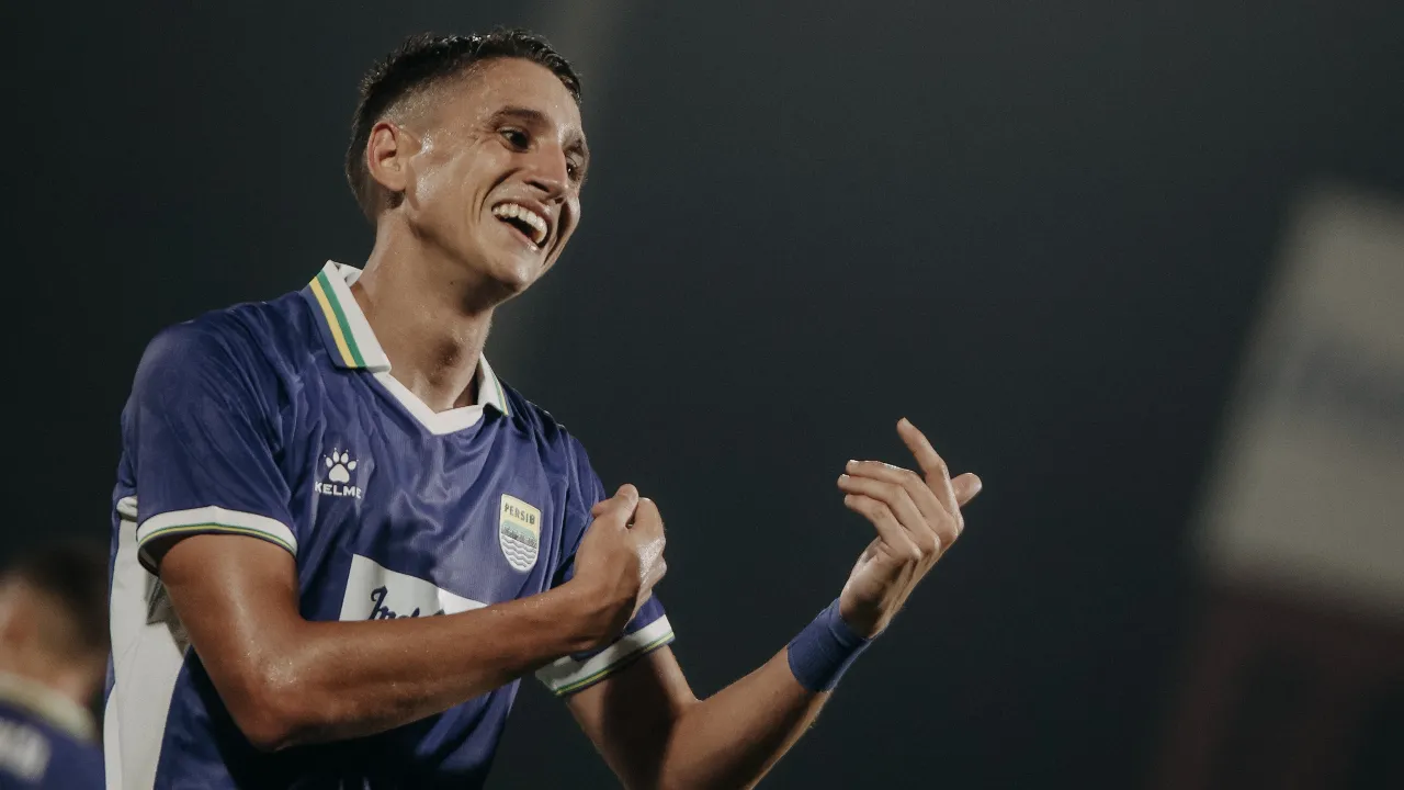 Luka Menalo merayakan gol dengan seolah memainkan biola karena terinspirasi Alberto Gilardino