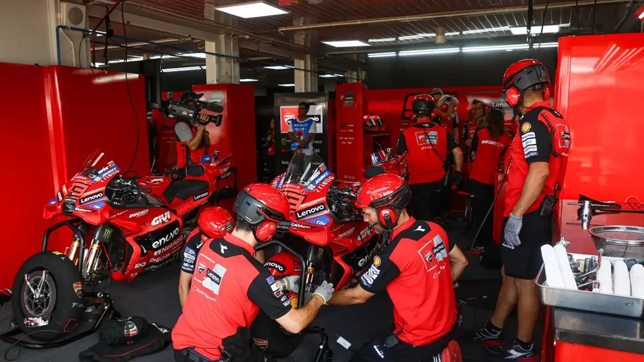 Ducati hentikan pengembangan motor Desmosedici GP 2026 alihkan fokus ke motor baru 850cc untuk MotoGP 2027.