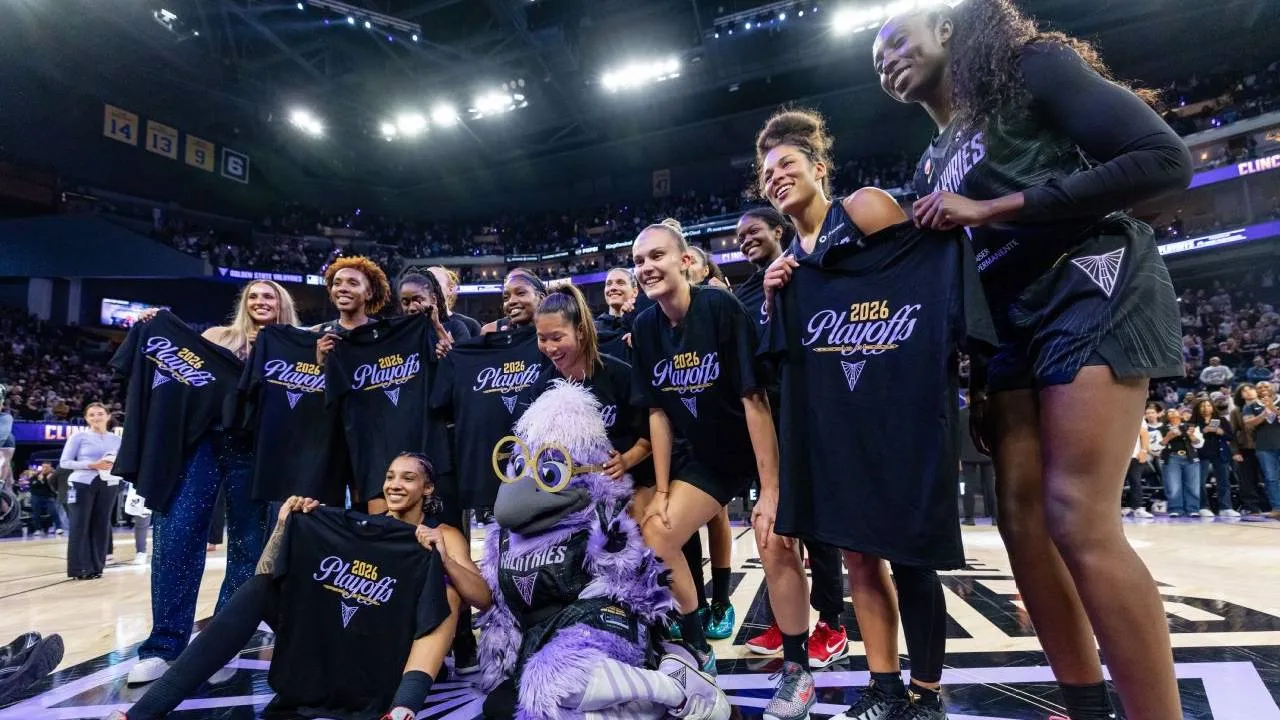 Para pemain Golden State Valkyries melakukan selebrasi setelah memastikan tiket playoff. (Foto: AP)