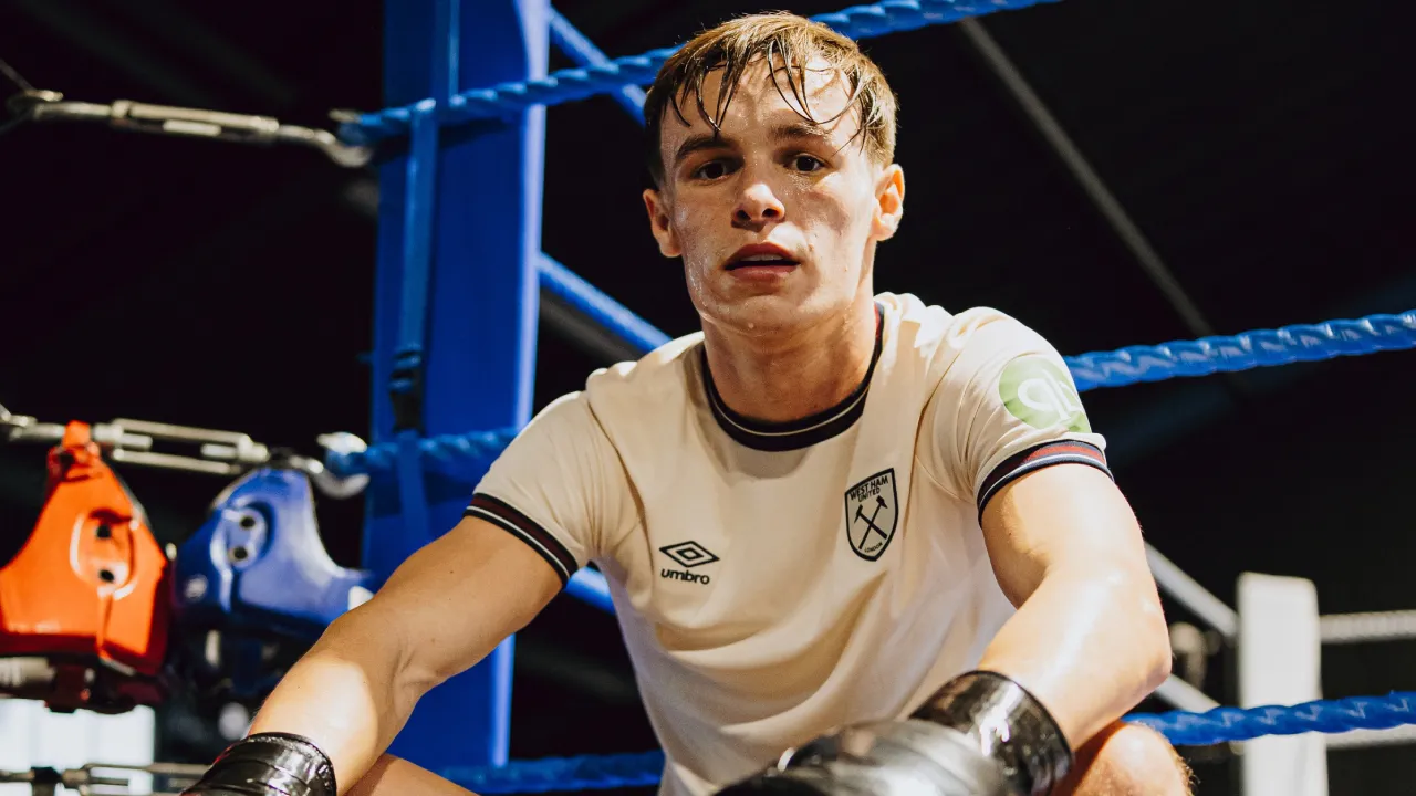 Connor Mitchell berteman dekat dengan Conor Benn dan sering berbicara mengenai tekanan yang muncul karena memiliki ayah terkenal. (Foto: Fight TV)