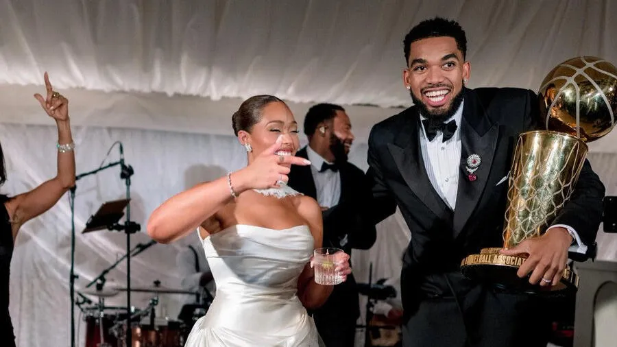 Karl-Anthony Towns Hadirkan Trofi NBA di Pernikahannya - sumber: (mainbasket)