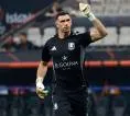 Kejutan! Tottenham Tertarik Rekrut Emiliano Martinez