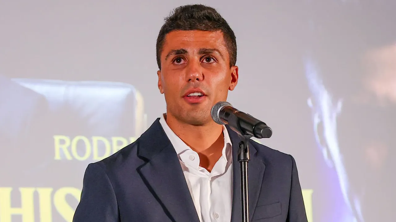 Mulai Dibandingkan dengan Sergio Busquets, Ini Jawaban Rodri