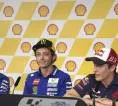 Valentino Rossi Disebut Tak Pernah Hambat Rekan Setim, Beda dengan Marquez