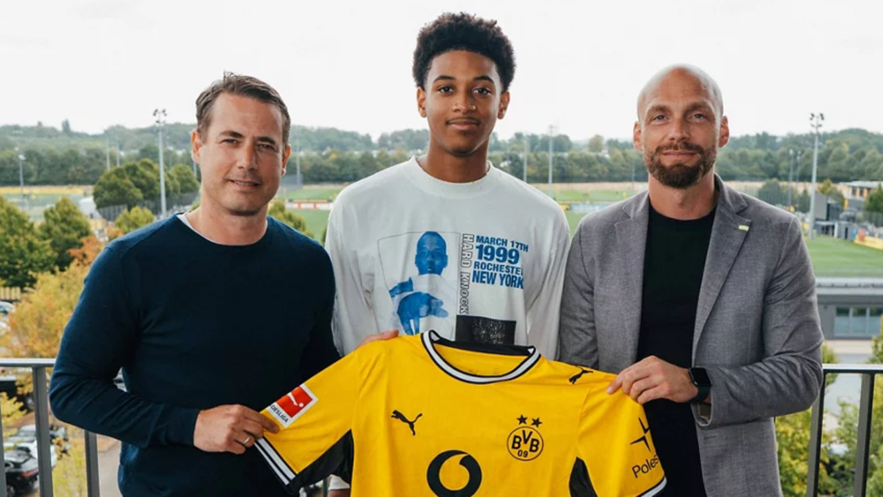 Enzo dos Santos Tandatangani Kontrak Profesional Dengan Dortmund