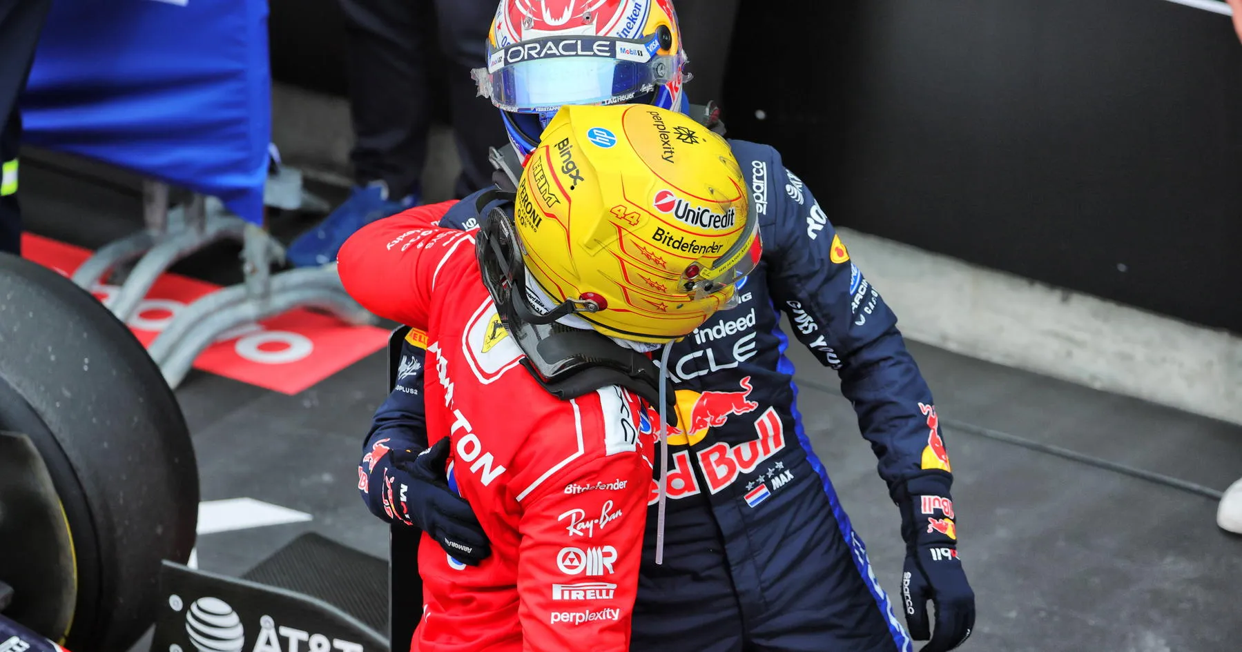 Hamilton Tanggapi Kontrak Baru Verstappen di Red Bull - sumber: (racingnews365)