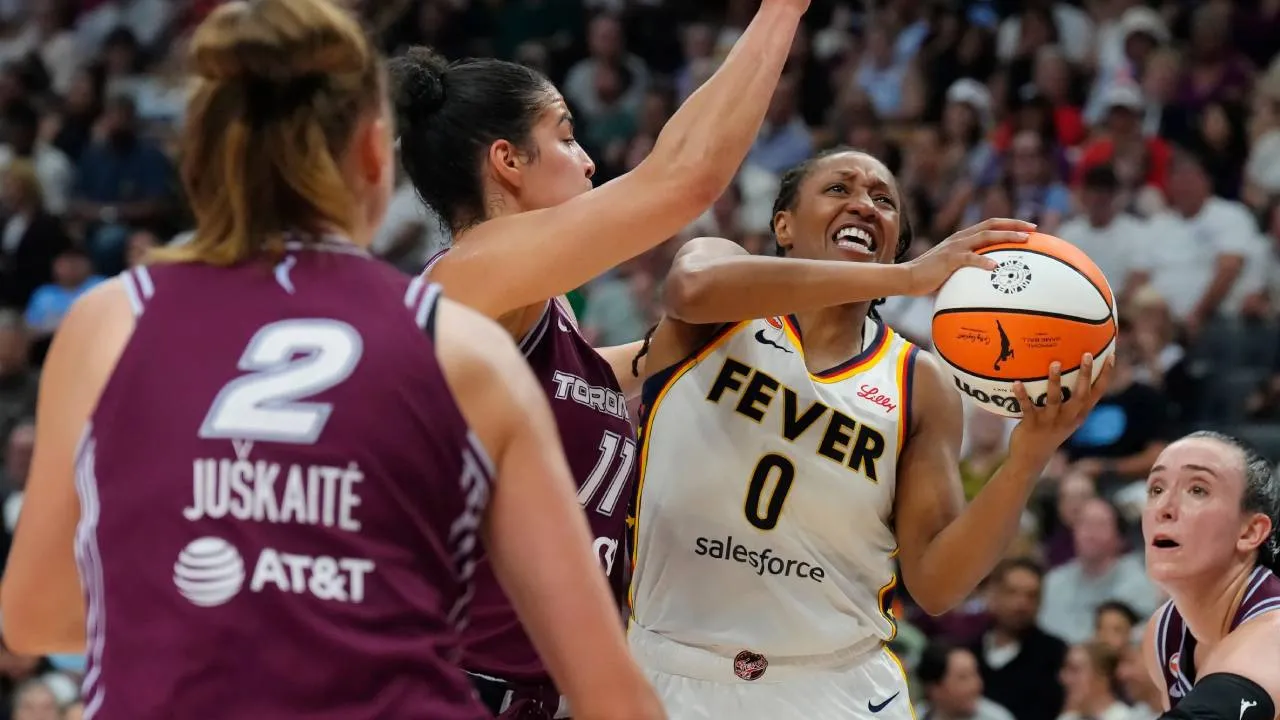 Kelsey Mitchell (kanan) mencetak 29 poin saat Indiana Fever Toronto Tempo 101-95 di Scotiabank Arena, Selasa (18/8). (Foto: AP)